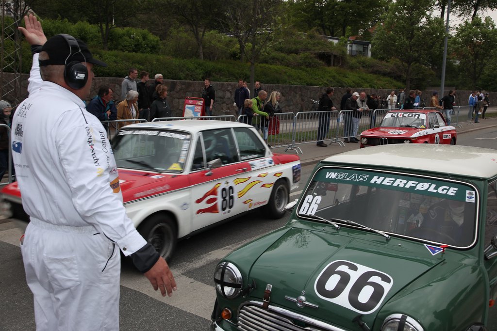”Kom bare nærmere” synes denne frivillige ved sidste års udgave af Classic Race Aarhus at sige. Vil man gerne være med i år, afholdes der informationsmøde den 11. februar
(Foto: Morten Alstrup)